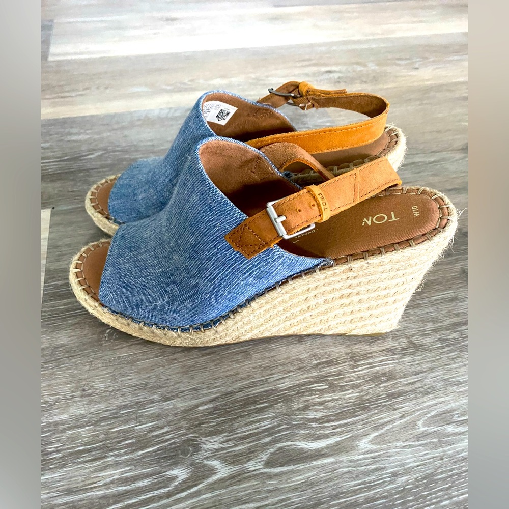 Tom’s Denim Peep toe 4” Wedge Sandals EUC sz 10.0